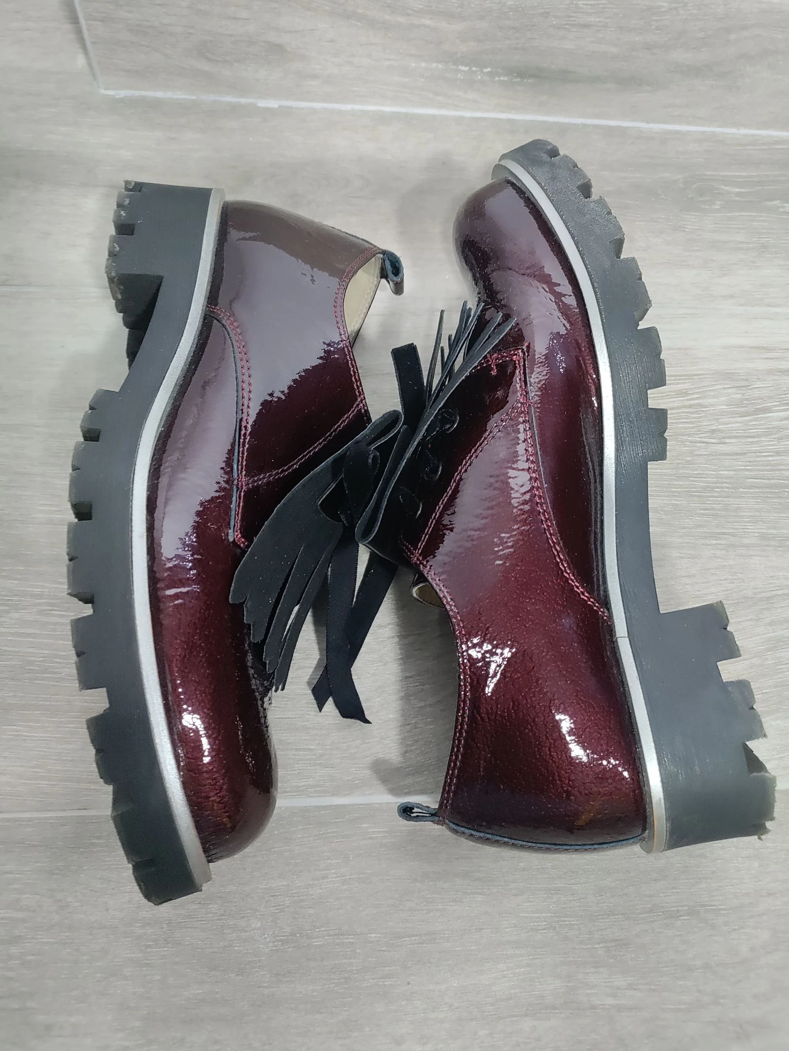 Zapatos Unisa burdeos charol con flecos y suela track – Talla 39 – photo 10